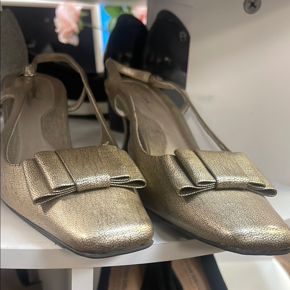 Elegant Gold Women's Shoes with Bow Detail
